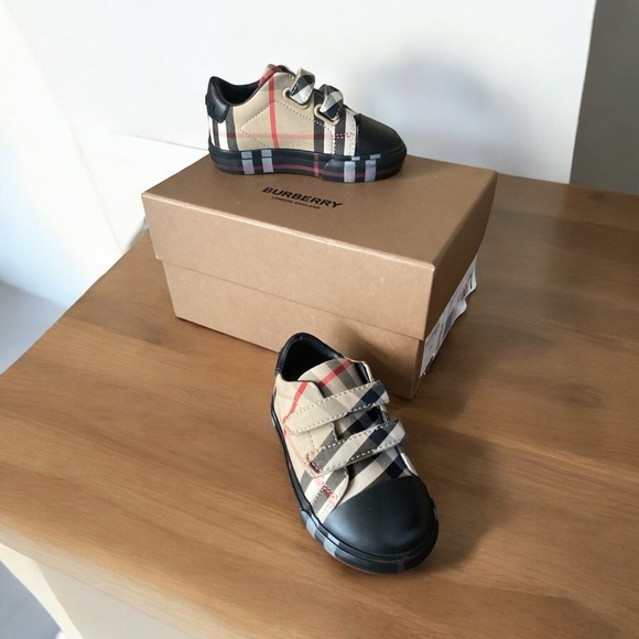 Burberry. NEW!  Infant Size 19. - Picture 2 of 16